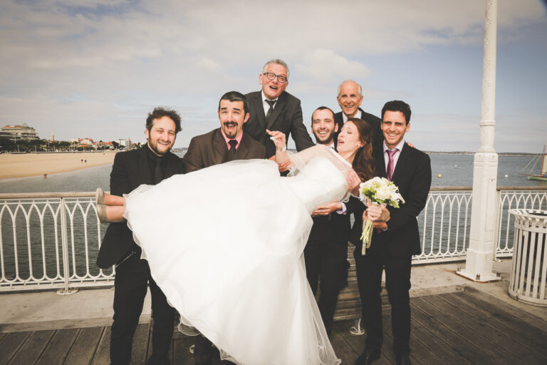 photo de groupe au mariage au domaine de valmont à barsac