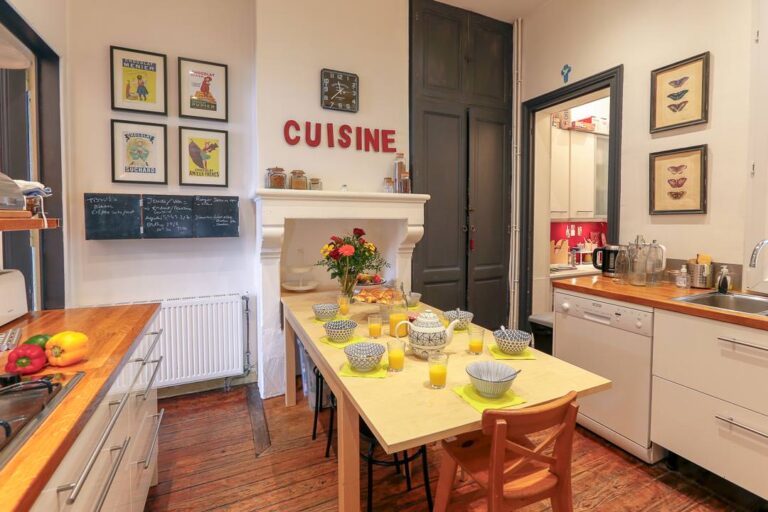 Cuisine Photo d'une chambre d'hôtes pour Airbnb conciergerie. Vous recherchez un photographe immobilier pour des besoins en communication? Nous accompagnons nos clients dans le développement de leur image de marque !