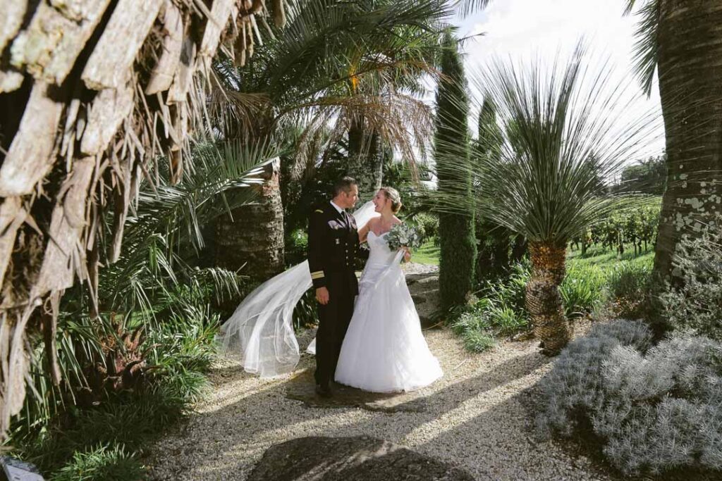Photographe de mariage tarif, Quel est le prix d’un photographe de mariage à Bordeaux médecin de l'armée de mer. Photo de couple au Château Pape Clément.