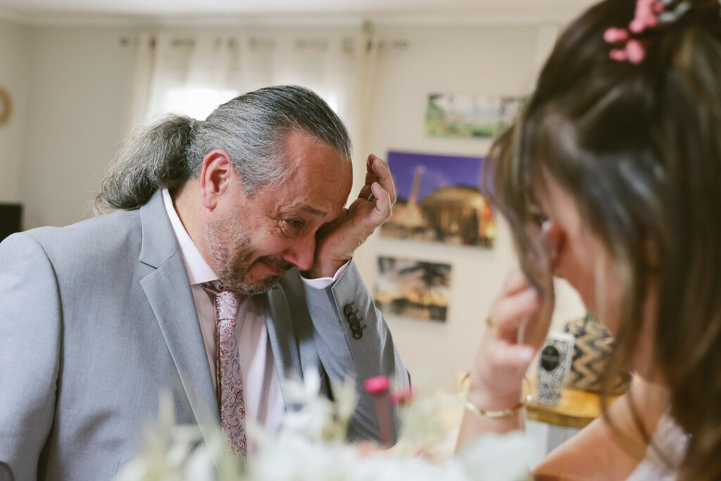 Ces instants de joie que le temps efface et qu’un photographe de mariage rend éternels. Moment de joie, de rire et de pleurer partagé en famille à votre mariage