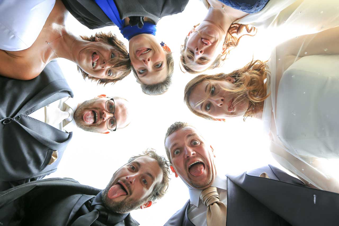 prise de vue sur la jeté Arcachon avec la famille et les amies drôle originale et décaler photo couple de mariage Photographe de mariage bassin d'arcachon gironde CB- Pauline et Christopher