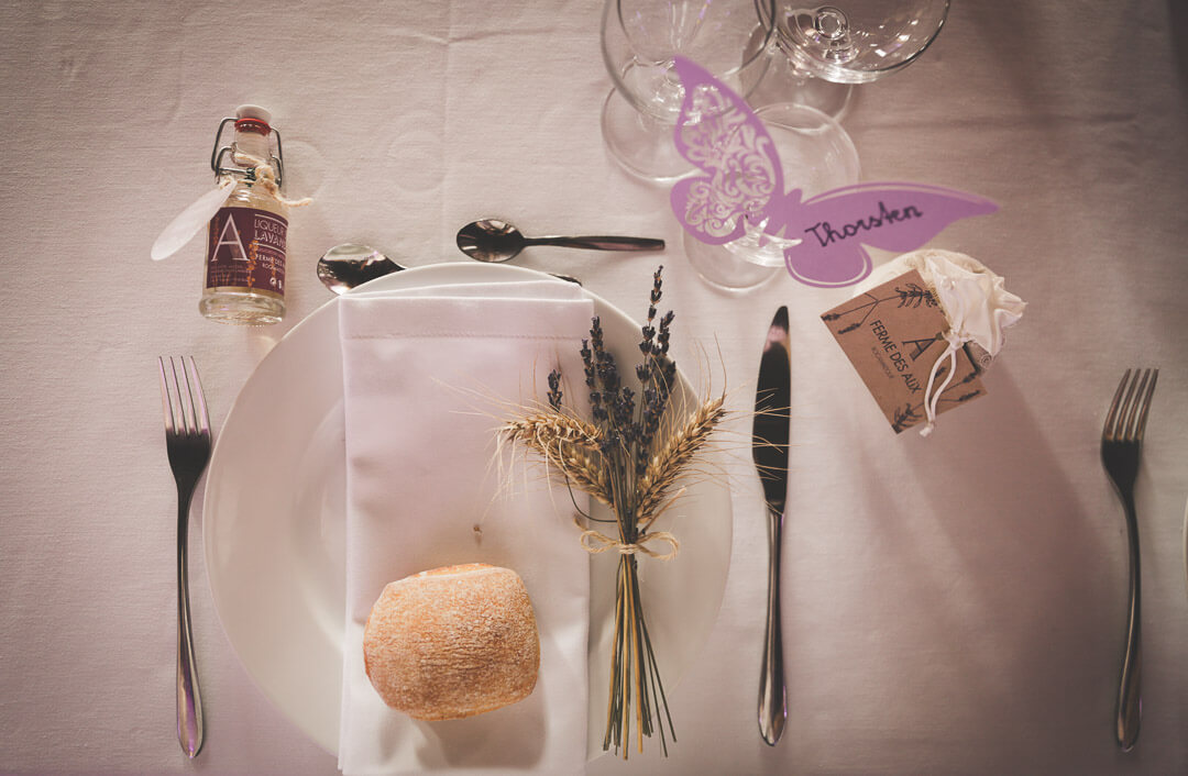 Photographe_de_mariage_bergerac_chateau_mombazillac_Aquitaine_Chris-creation_www.photographe-33.fr_ Photo de la décoration de table avec de la lavande