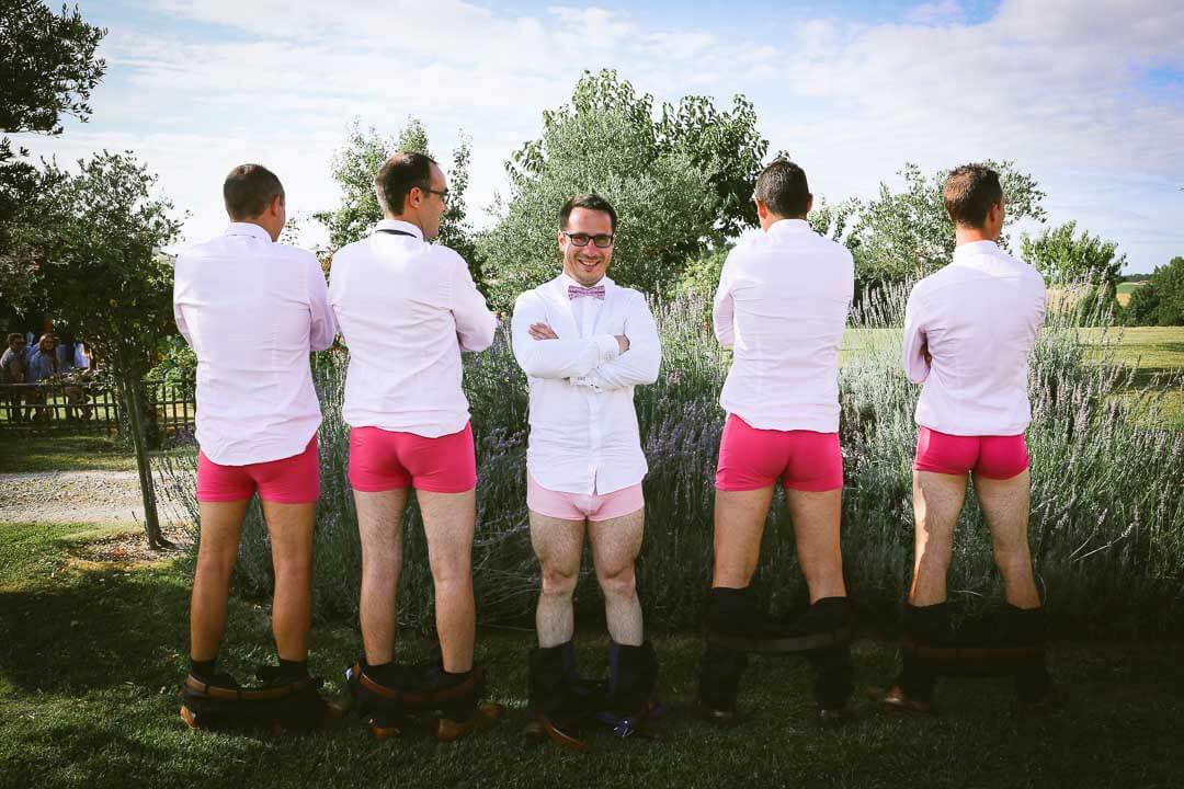 photo du marié en calson avec les témoins décale avec de la joie du bonheur Photographe de mariage sur Angouleme Christophe Boury chris-creation pour blog