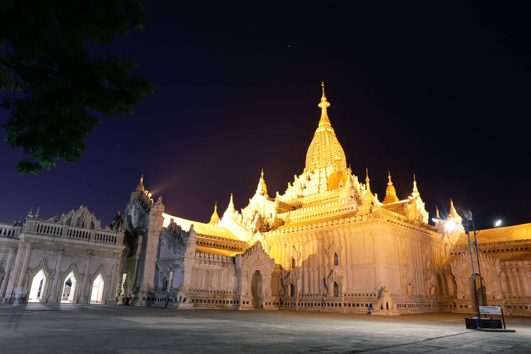 Temple de Bagan de nuit sous la lumière des projecteurs.