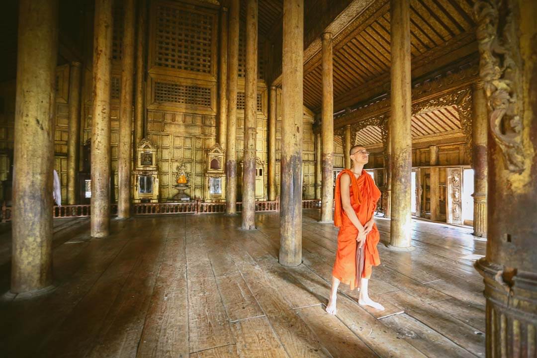 Visite du monastère SHEWENANDAW, célèbre pour la finesse de ses sculptures sur bois. avec moine.