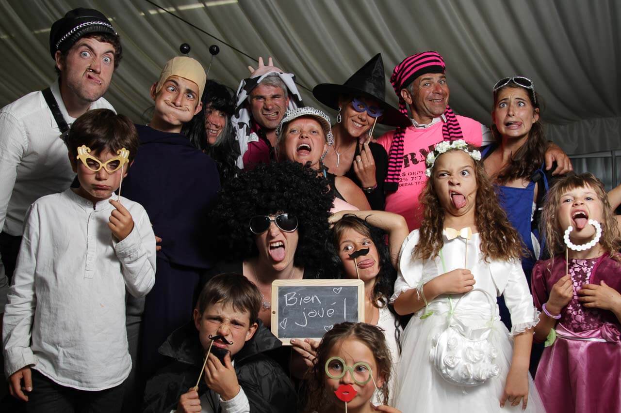 Photo Booth avec la famille les enfants et des grimaces dans tout l’essence laissé un message aux mariés