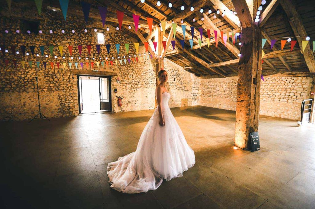 Prise de vue de mariée dans la grange le grenier des saveurs photographe de mariage à Bordeaux